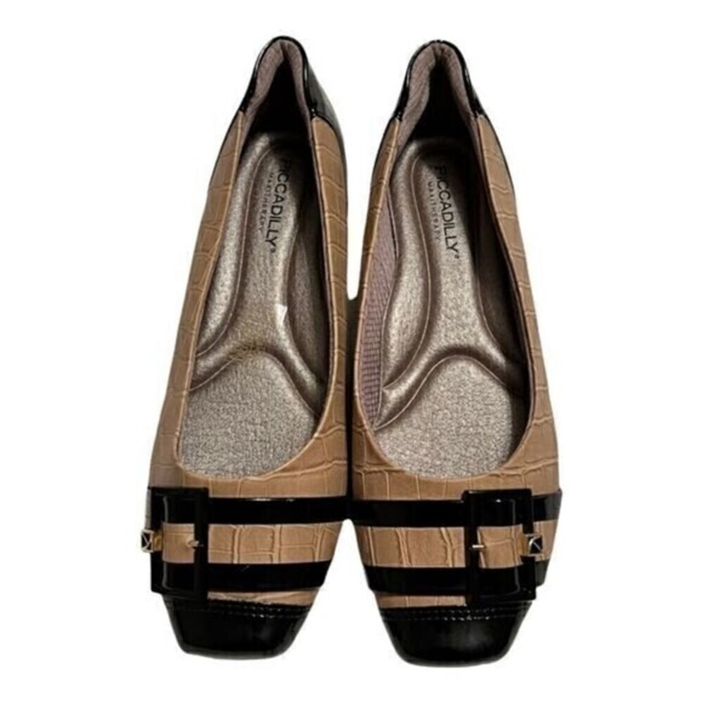 Fashion Ballet Style Shoe With Gold Detail in Heel